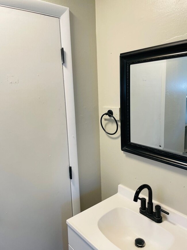 Building Photo - Duplex near Lake Jackson