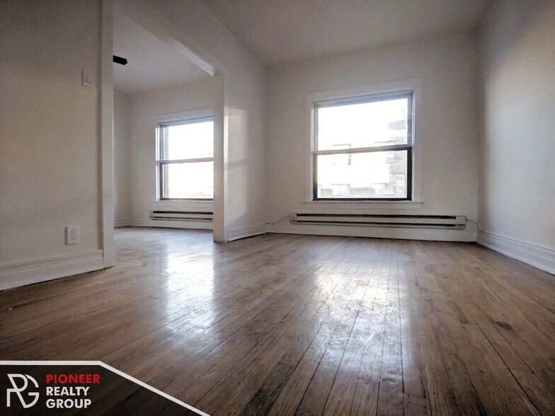Building Photo - 813 W Waveland Ave