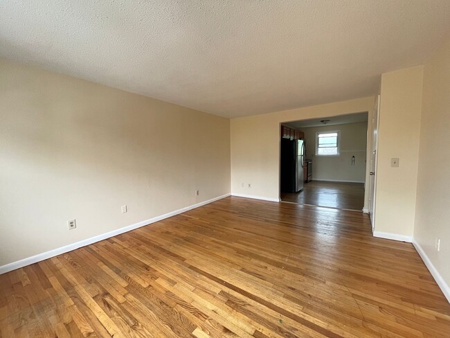 Building Photo - Two Bedroom One Bathroom Apartment! In Wes...