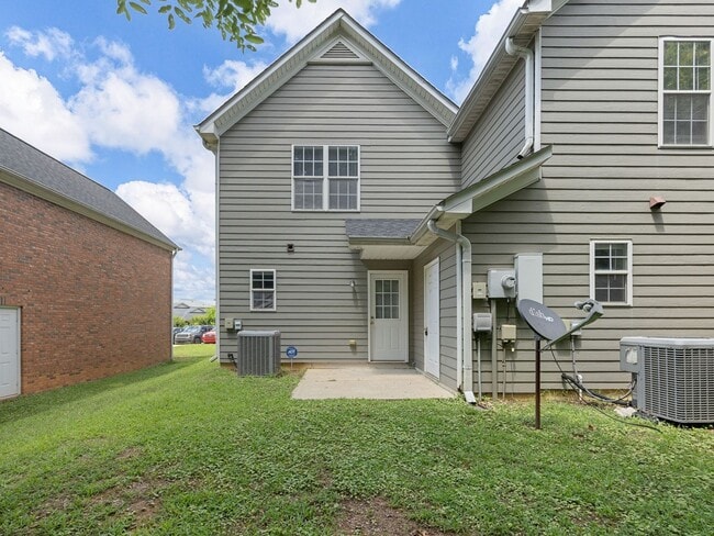 Building Photo - Freshly Renovated 2 BR, 2.5 BA Townhome Mi...