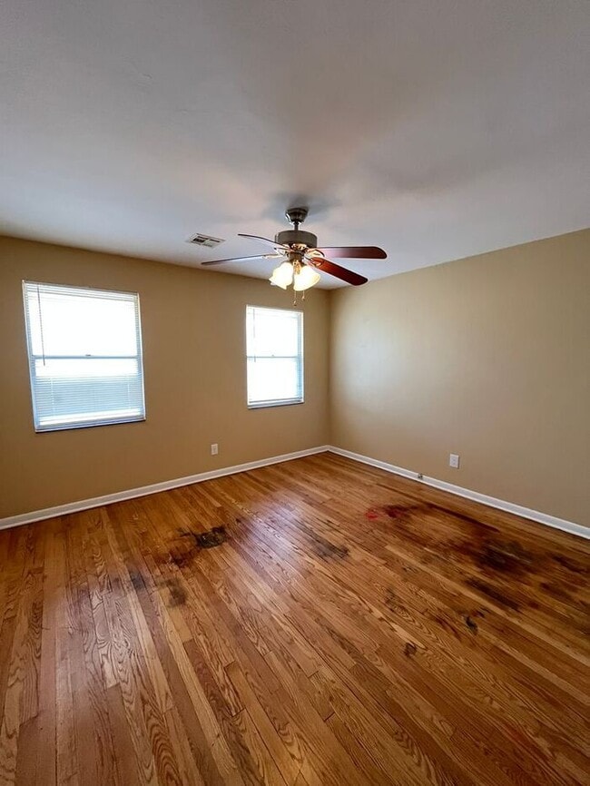 Building Photo - Large 2 Bed 1.5 Bath 1 Covered Carport in the Morris Will Roger Park Addn
