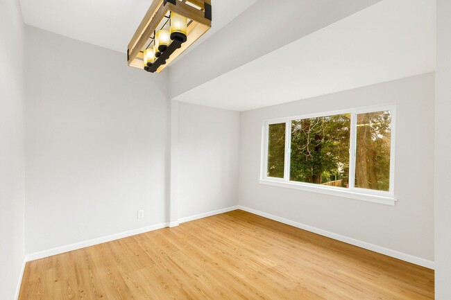 Building Photo - Remodeled Greenlake Charmer