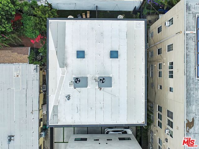 Building Photo - 853 N June St