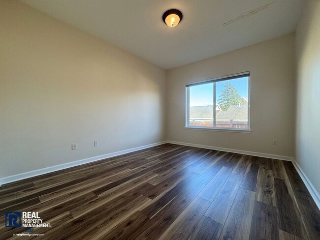 Building Photo - Beautiful 2-Bedroom Townhome with Vaulted Ceilings & 2-Car Garage!!