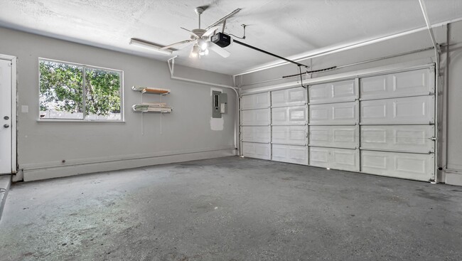 Building Photo - Fantastic 3br/3ba/2car gar home/pool in Pa...