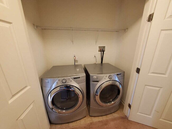 Building Photo - Impeccable 3 Bed / 2.5 Bath Townhome – Packed with Custom Upgrades!