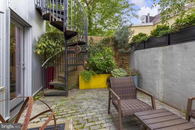 Building Photo - 1108 N Bodine St