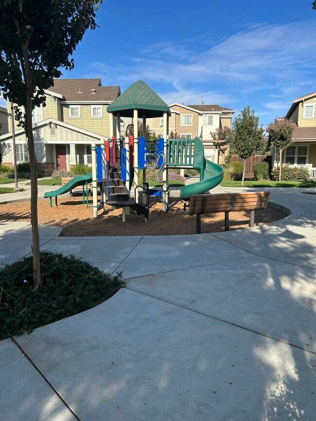 Building Photo - Modern Tri-Level Townhouse