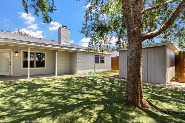 Building Photo - 2405 Emerson Ct