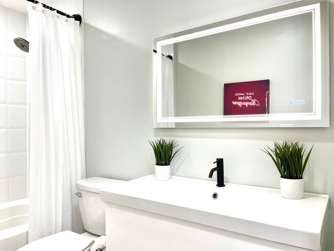 Building Photo - 616 Clearwater Park Rd