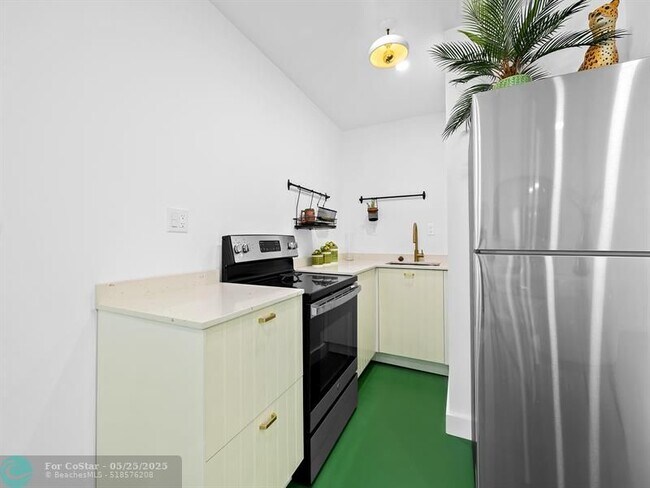 Building Photo - 325 Poinciana Dr