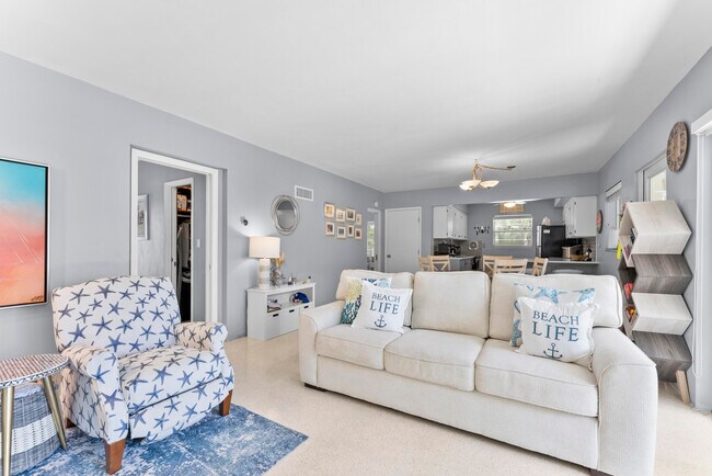 Building Photo - 1203 Hillsboro Mile