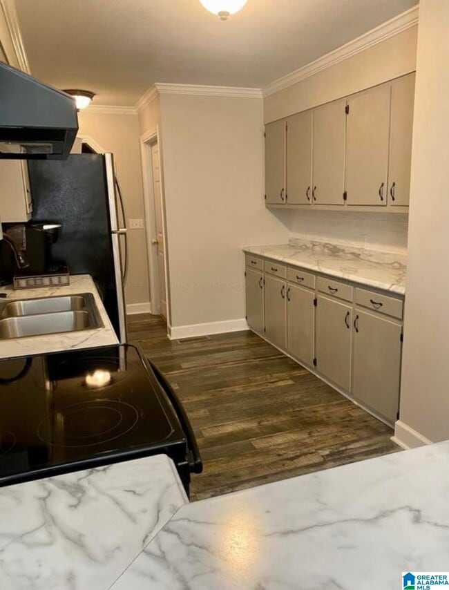 Building Photo - 1000 Highland Rd