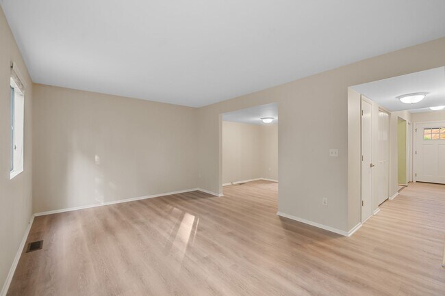 Building Photo - Broadneck Schools! Updated 3 Bedroom 3 Lev...