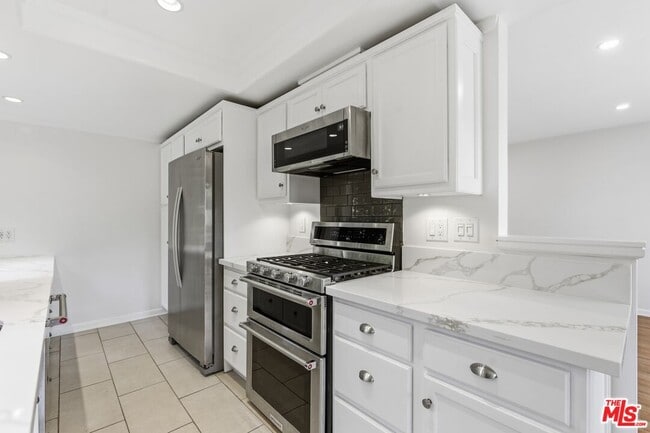 Building Photo - 13025 Moorpark St