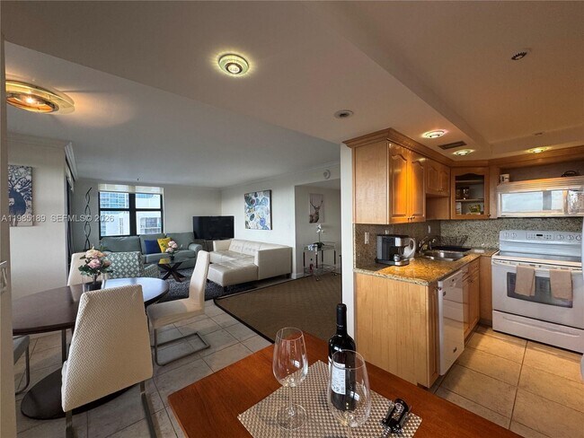 Building Photo - 2555 Collins Ave