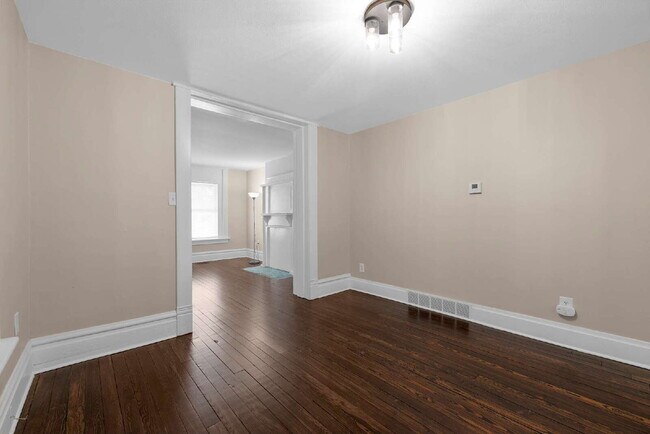 Building Photo - "Beautiful 3-Bedroom, 2-Full Bath Duplex Featuring Hardwood Floors and a Fenced Yard!"