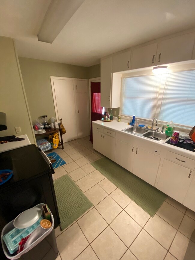 Building Photo - 318 Moore St