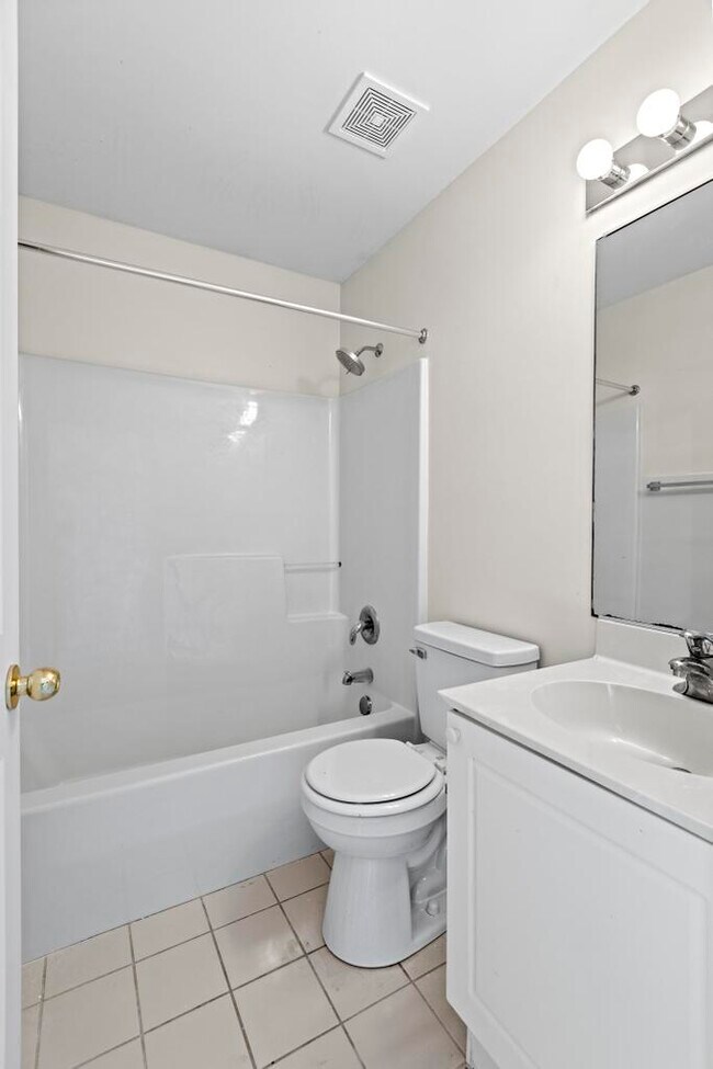 Building Photo - 220 Twin Oaks Dr