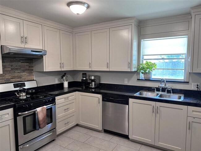Building Photo - 2114 Hewitt Dr