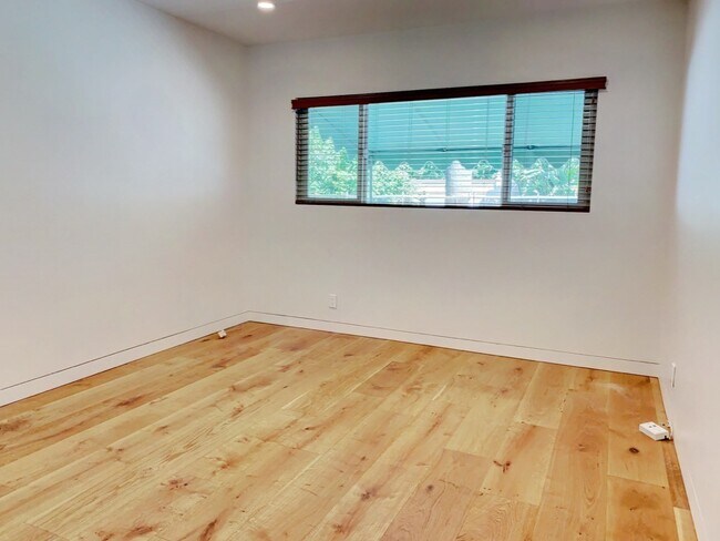Building Photo - Charming, Remodeled 3-Bed / 3-Bath Home wi...