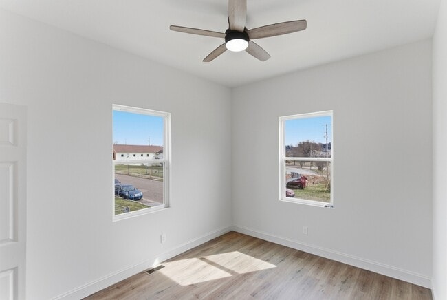 Building Photo - 2303 Parkview Ave