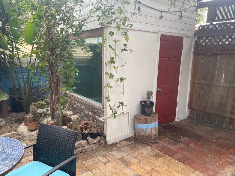 separate area off patio - 3554 Colonial Ave
