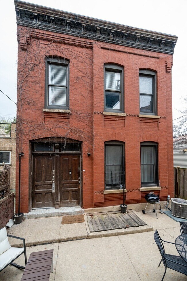 Building Photo - 2129 N Racine Ave