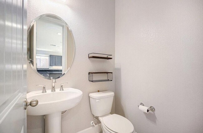 Building Photo - 31 Cortina Dr