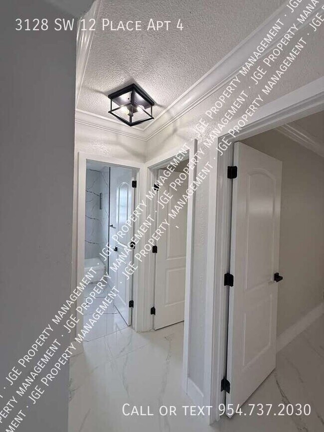 Building Photo - 3128 SW 12th Pl
