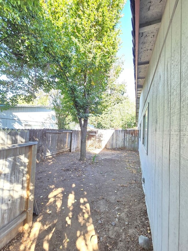 Building Photo - 1275 Alicia Cir
