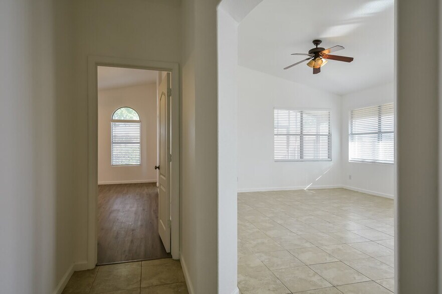 Building Photo - 9528 W Clara Ln