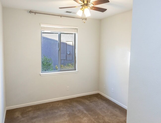 Building Photo - Great Townhome For Rent!