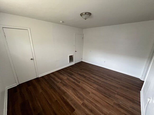 Building Photo - Charming 3-Bedroom Duplex Near CHI Memoria...