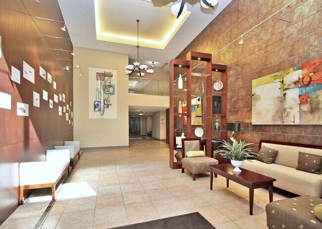 Building Photo - Spectacular 7th floor corner unit condo in Royal Court!