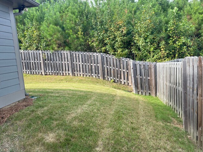 Building Photo - One level home with 2 Car Garage!