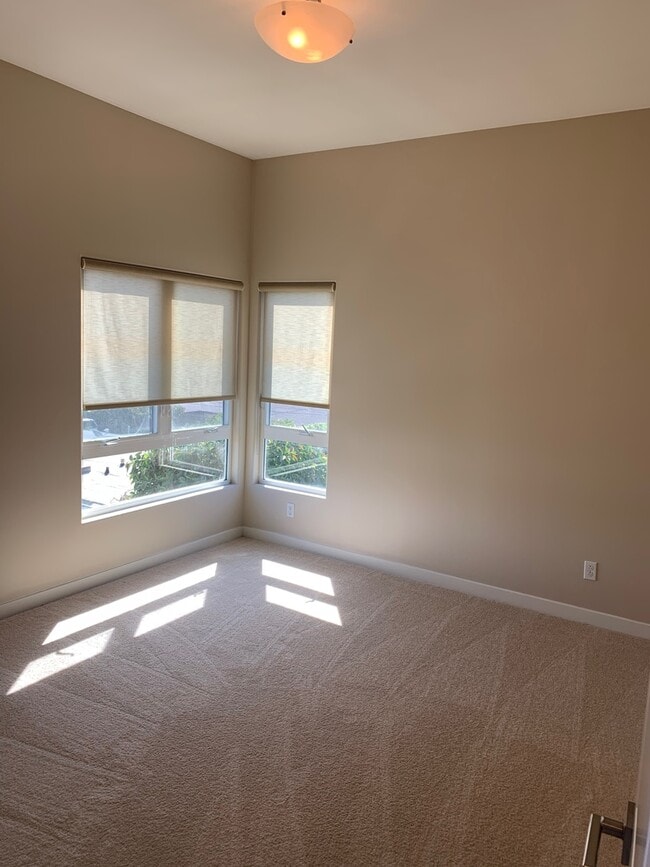 Building Photo - Modern 3 Bed/ 4 Bath, Detached, Private Dr...