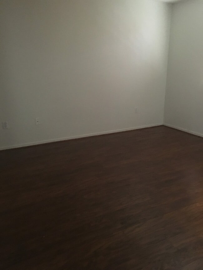 Building Photo - Split Level 4 Bedroom  2.5 Bath Town Home