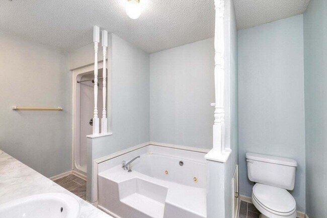 Building Photo - 15 Killarney Ln