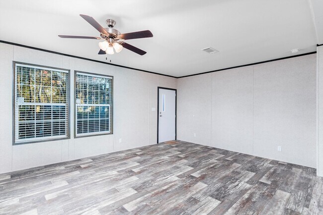 Building Photo - Huge 5 Bedroom 3 Bathroom Hastings Home Located w/ 1 Acre