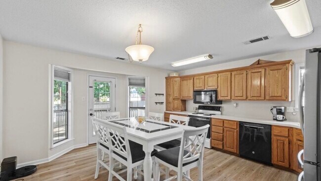 Building Photo - 1017 S Hills Dr