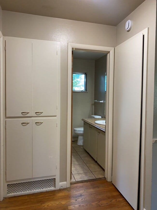 Building Photo - STUDENTS WELCOME! 5 Bed 2 Bath Ranch House w/ Basement