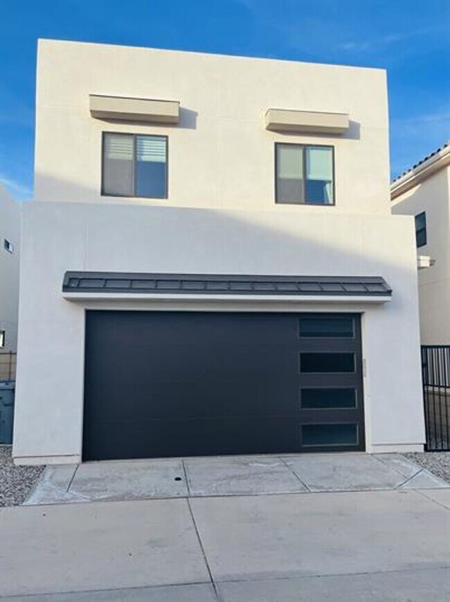 Building Photo - Desert Color Townhome!