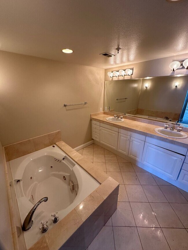 Building Photo - Beachfront Oasis - 3 bed 2 bath in Alamitos Beach with Parking