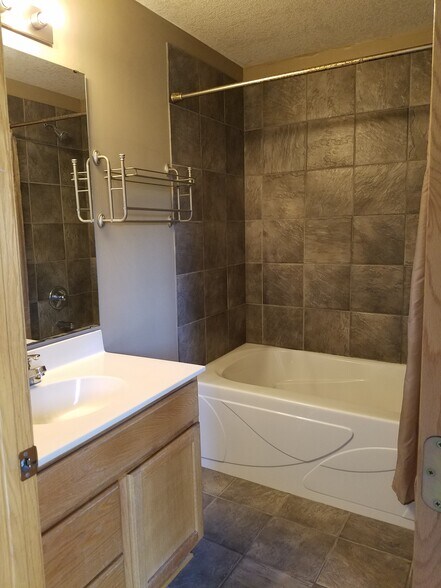 Master bath - 2407 Foxglove Cir