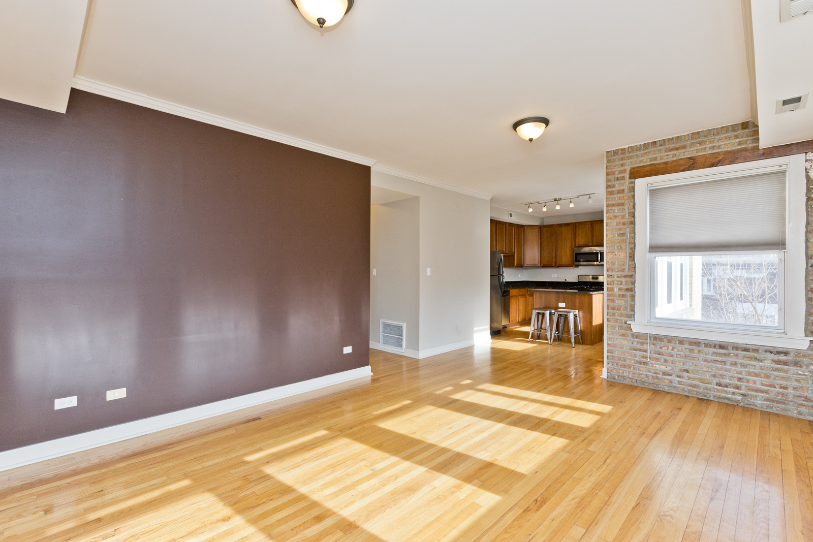 Building Photo - 3042 W Diversey Ave