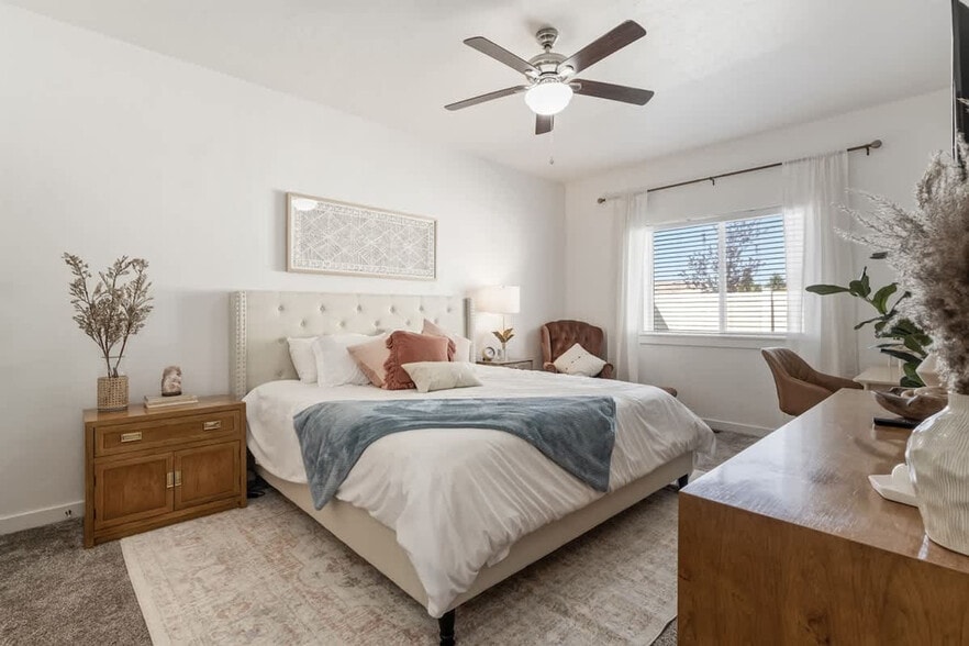 Building Photo - 2092 W Bella Ln