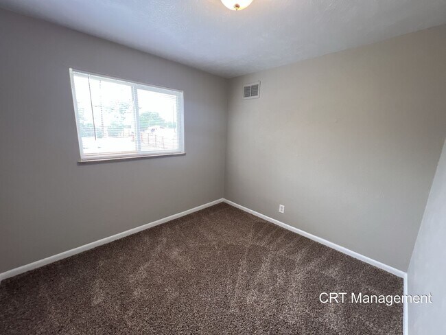 Building Photo - Freshly Updated 3-Bedroom, 1-Bathroom **FR...