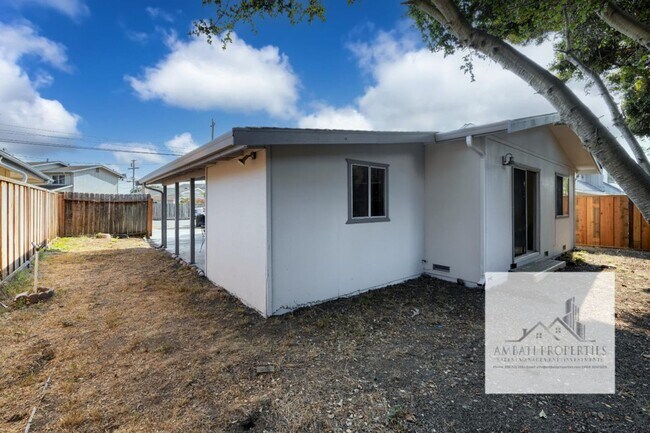 Building Photo - Monthly Rental Opportunity: Charming Singl...