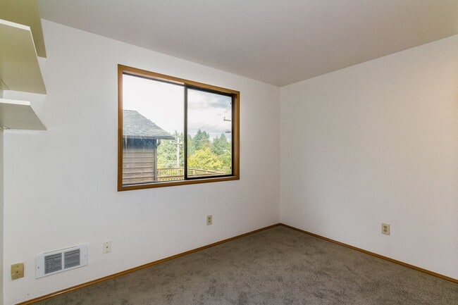 Building Photo - Maple Leaf 2-story 3 bed/2.5 bath with deck and garage available now for $3700!!